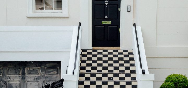 Sublimez votre habitation en faisant le choix d’une porte en bois sur mesure