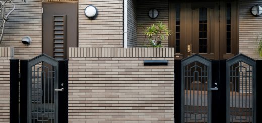 Portillon noir de jardin : style moderne et robustesse au cœur de la déco extérieure