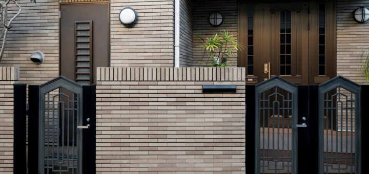Portillon noir de jardin : style moderne et robustesse au cœur de la déco extérieure