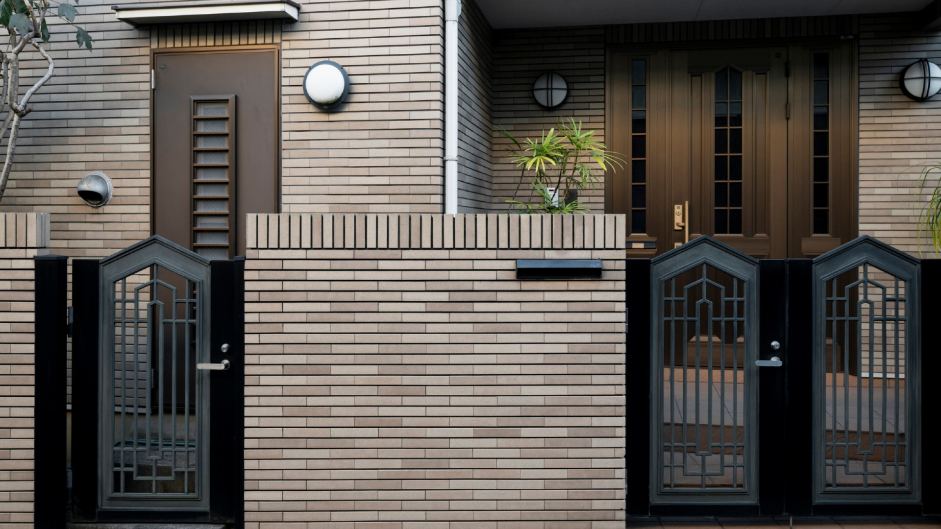 Portillon noir de jardin : style moderne et robustesse au cœur de la déco extérieure