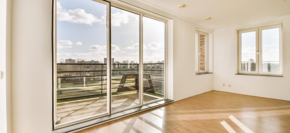 Pourquoi installer une baie vitrée coulissante ? Lumière, esthétique et confort