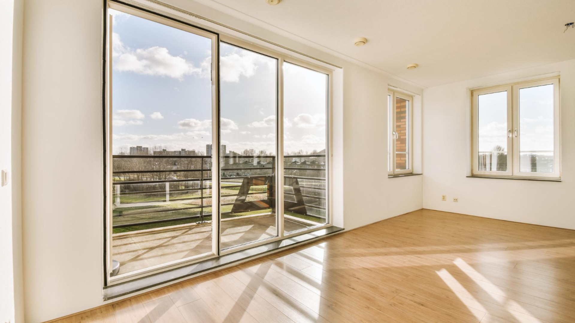 Pourquoi installer une baie vitrée coulissante ? Lumière, esthétique et confort